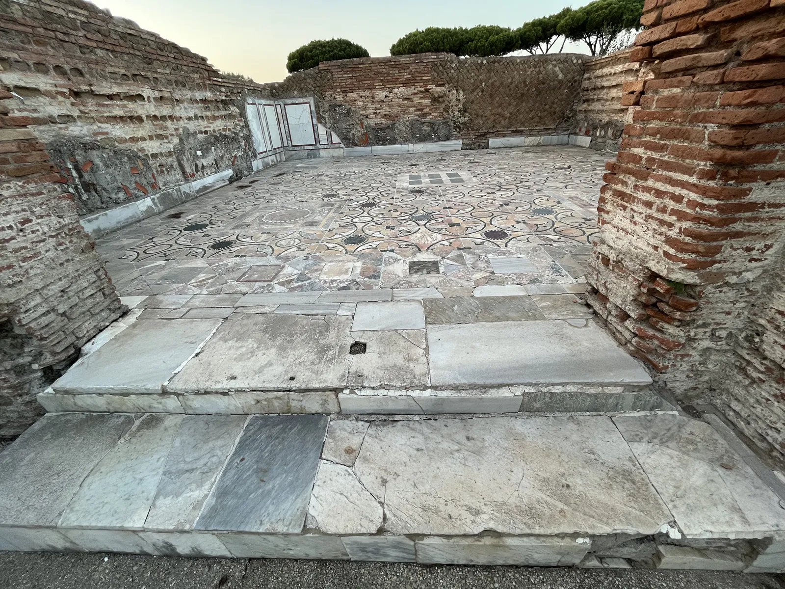 通往接待室的石制大理石门廊