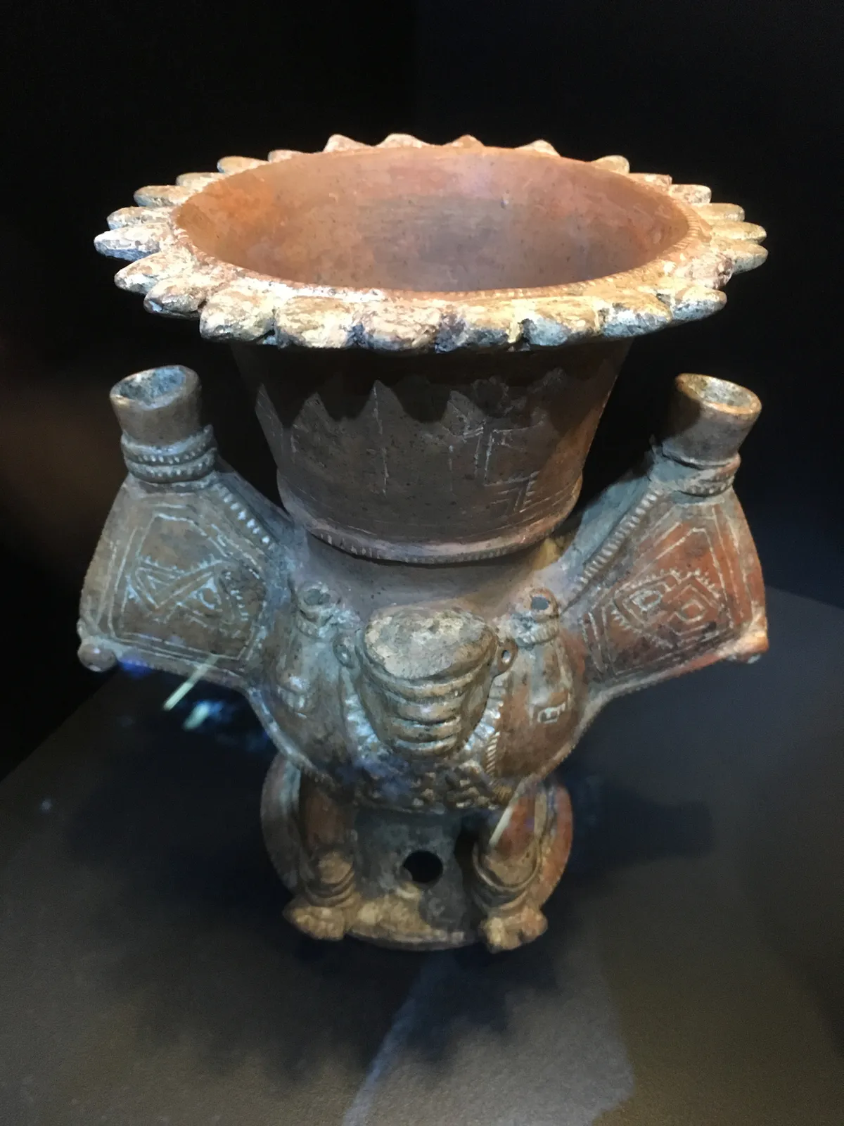 Vase tripode de la Grande Nicoya avec récipients latéraux liés