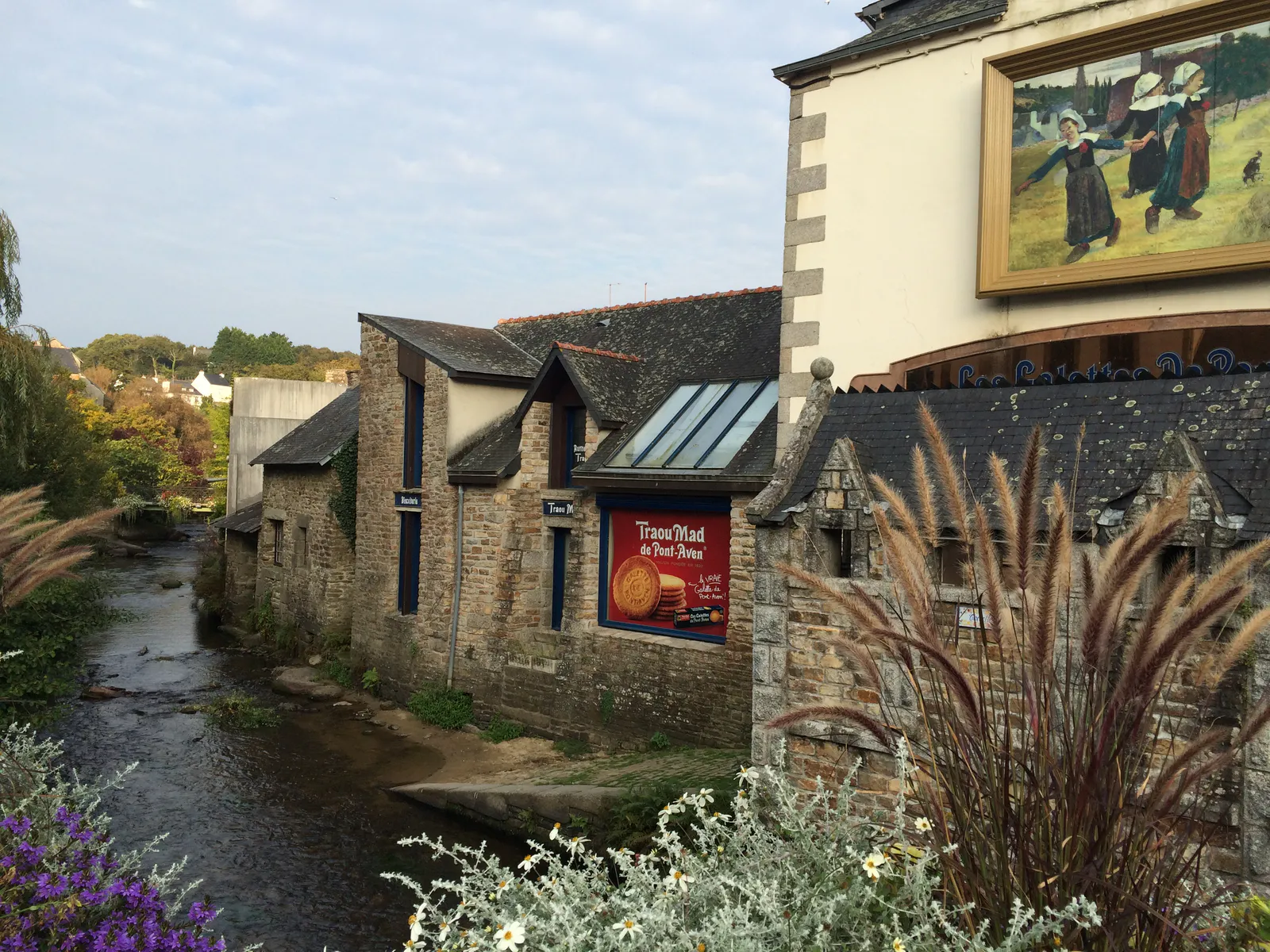 퐁타방 비스킷 공장과 벽화