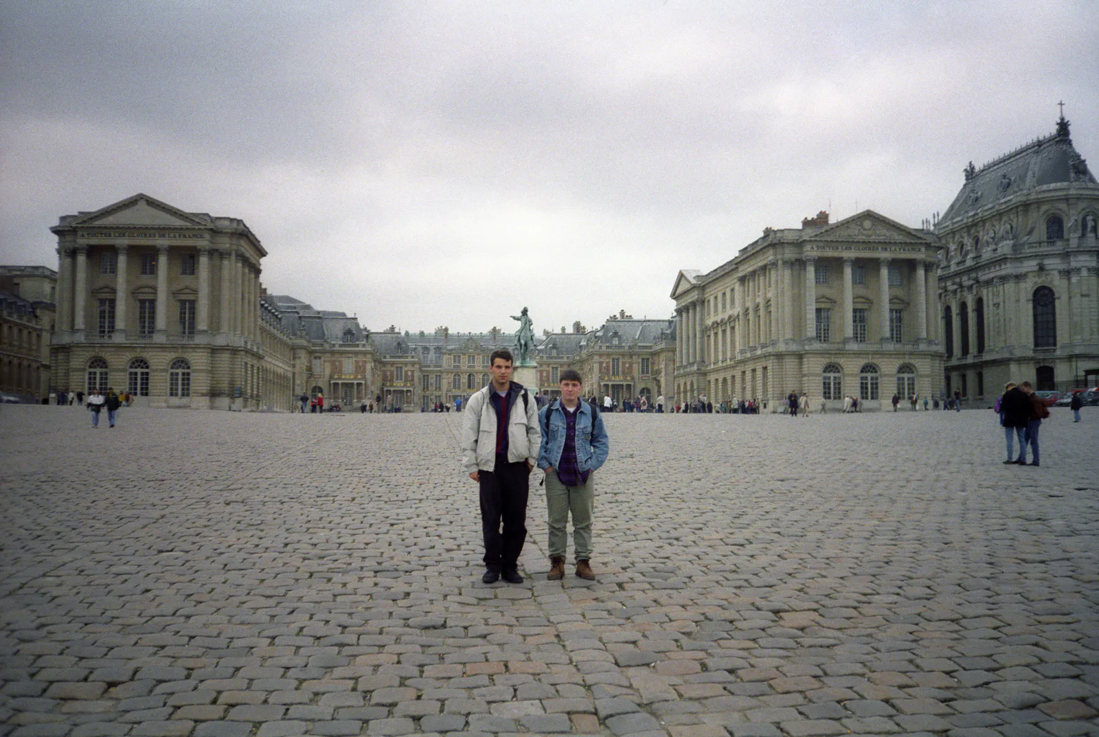 Max mit Gary im Ehrenhof