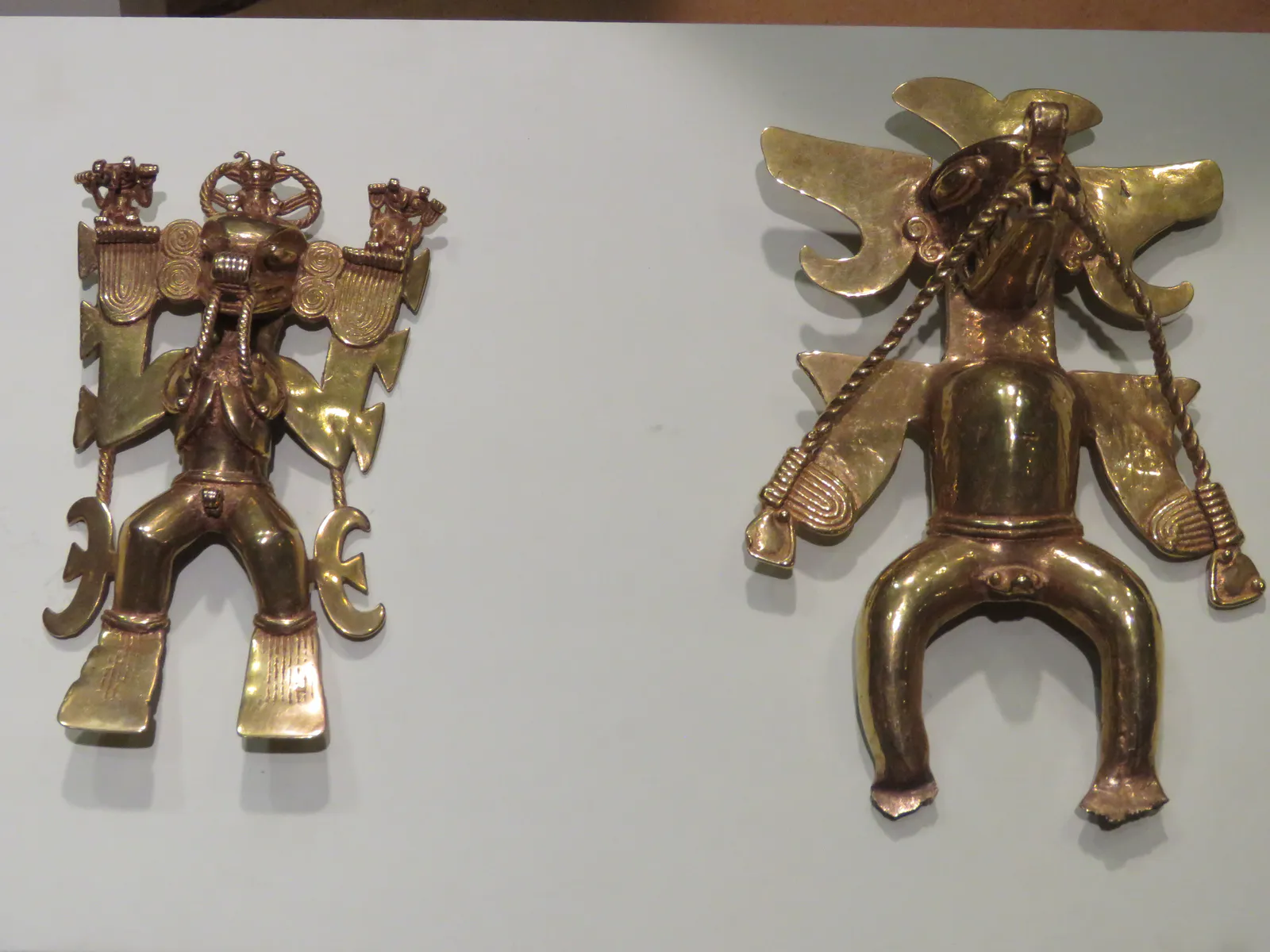 Chaman Diquís et pendentifs au masque de lézard