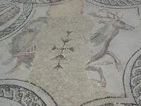 Mosaico antiguo con humano y ciervo