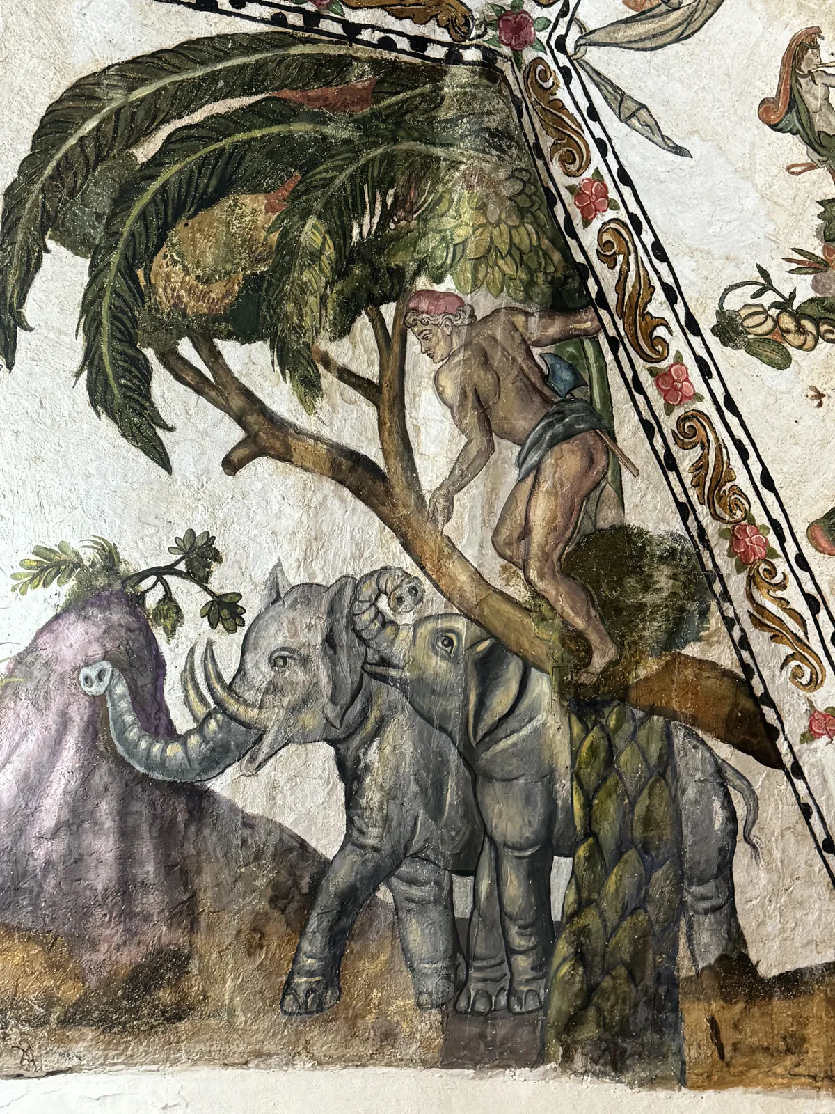 象与攀爬者的寓意壁画