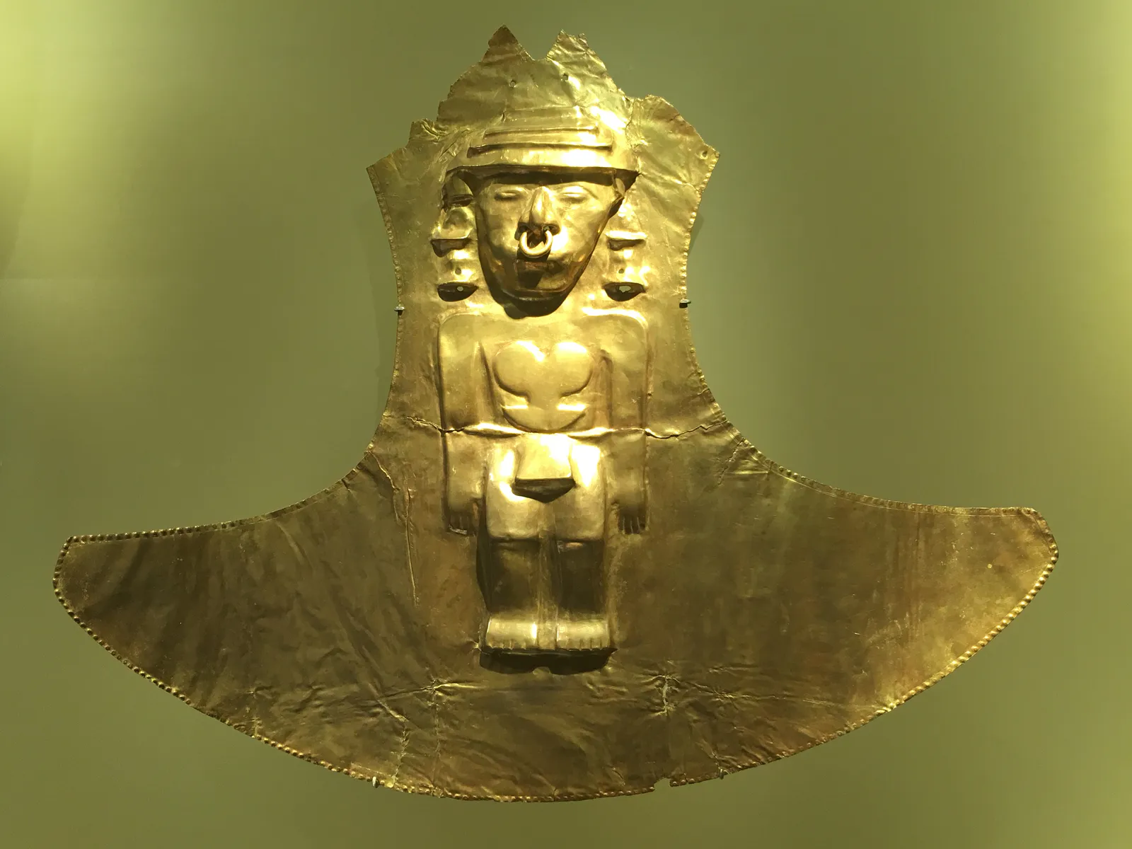 带鼻环的萨满金胸饰