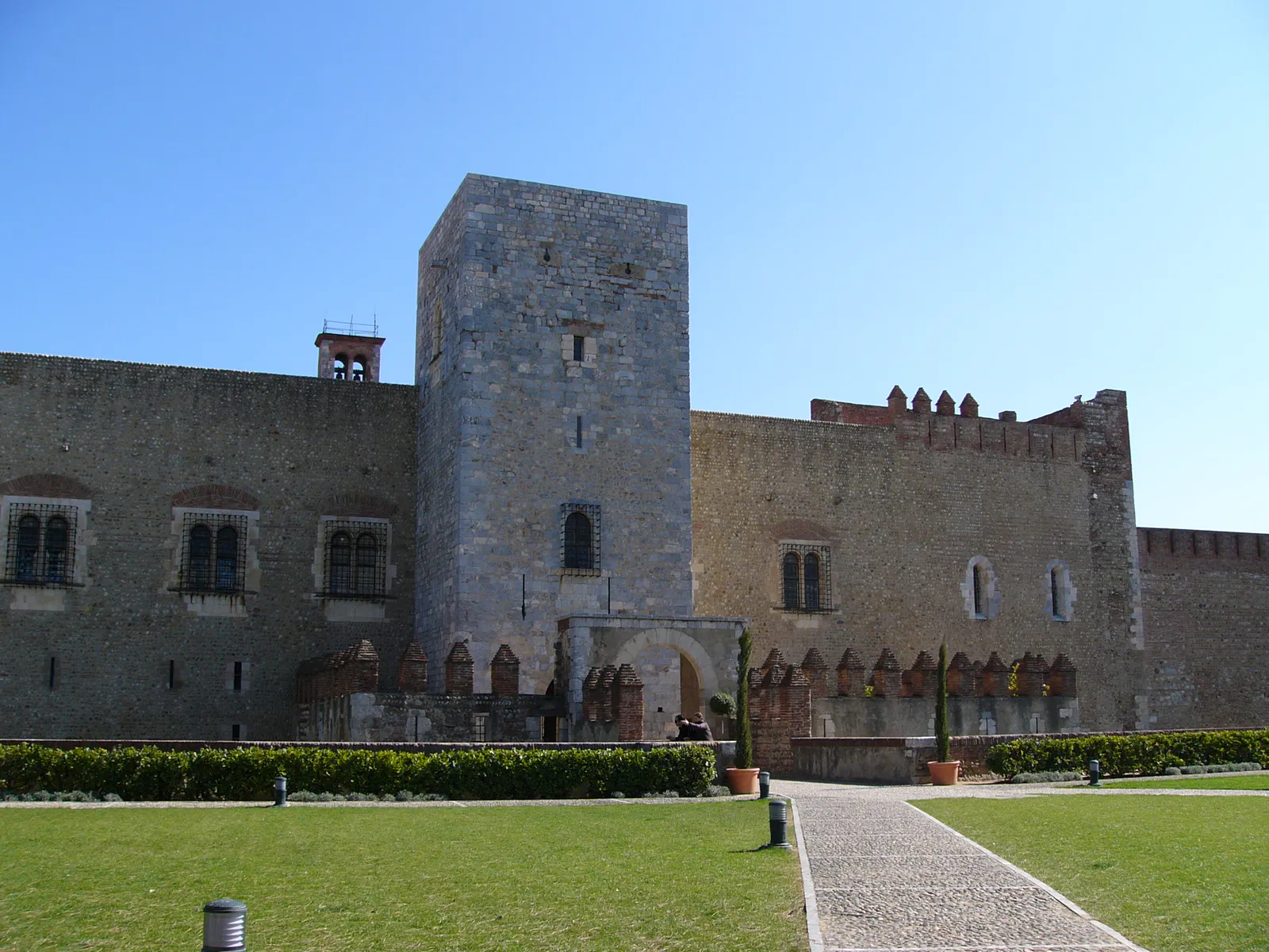 궁전 남측 파사드와 주탑