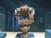 神像の仮面を持つ香炉