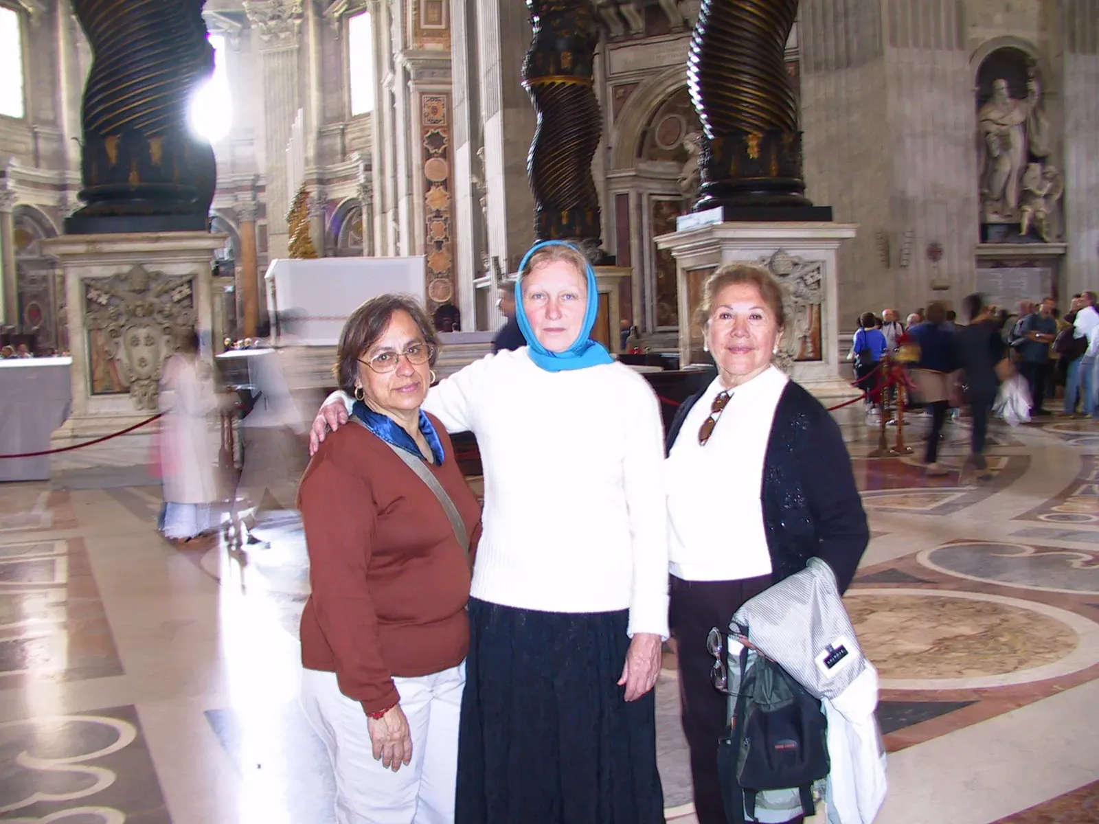 Baldaquino de São Pedro com Irma, Irina e Alicia