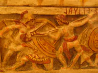 Urna cineraria etrusca con escena de batalla