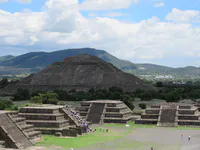 月の広場から望む太陽のピラミッド