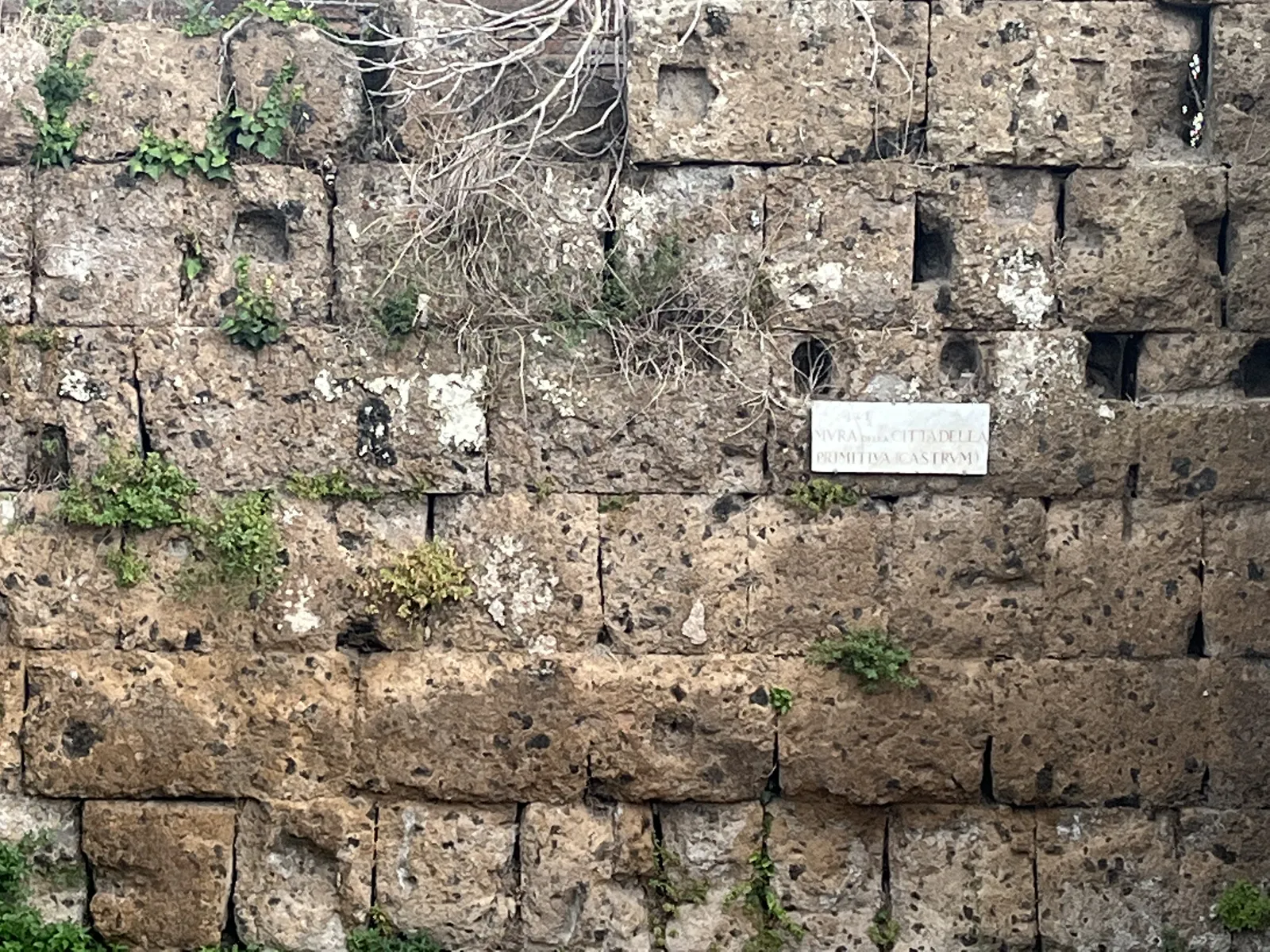 带拉丁文铭文的古老城墙