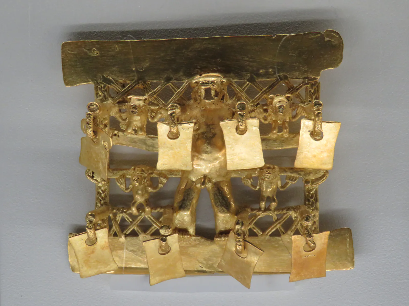 Diquís-Goldanhänger mit baumelnden Verzierungen