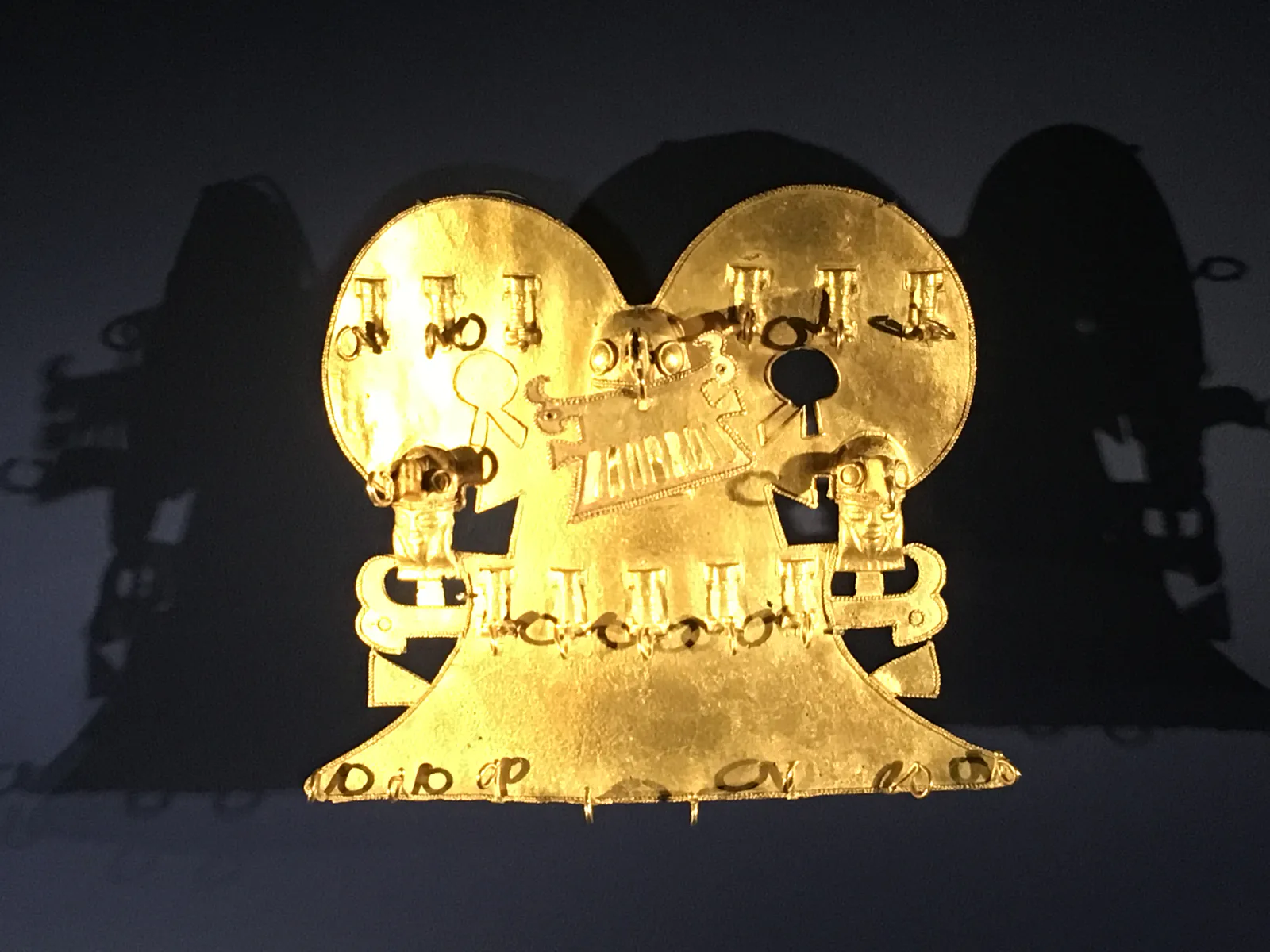 Peitoral de dupla espiral Zenú