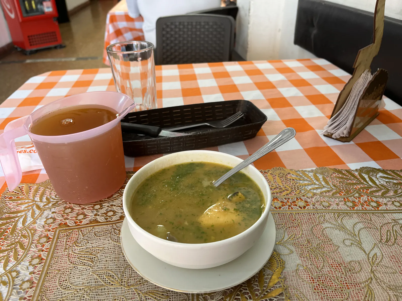 ハーブ入りポテトスープとアグアパネラ