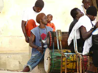 Jeune batteur avec un sabar
