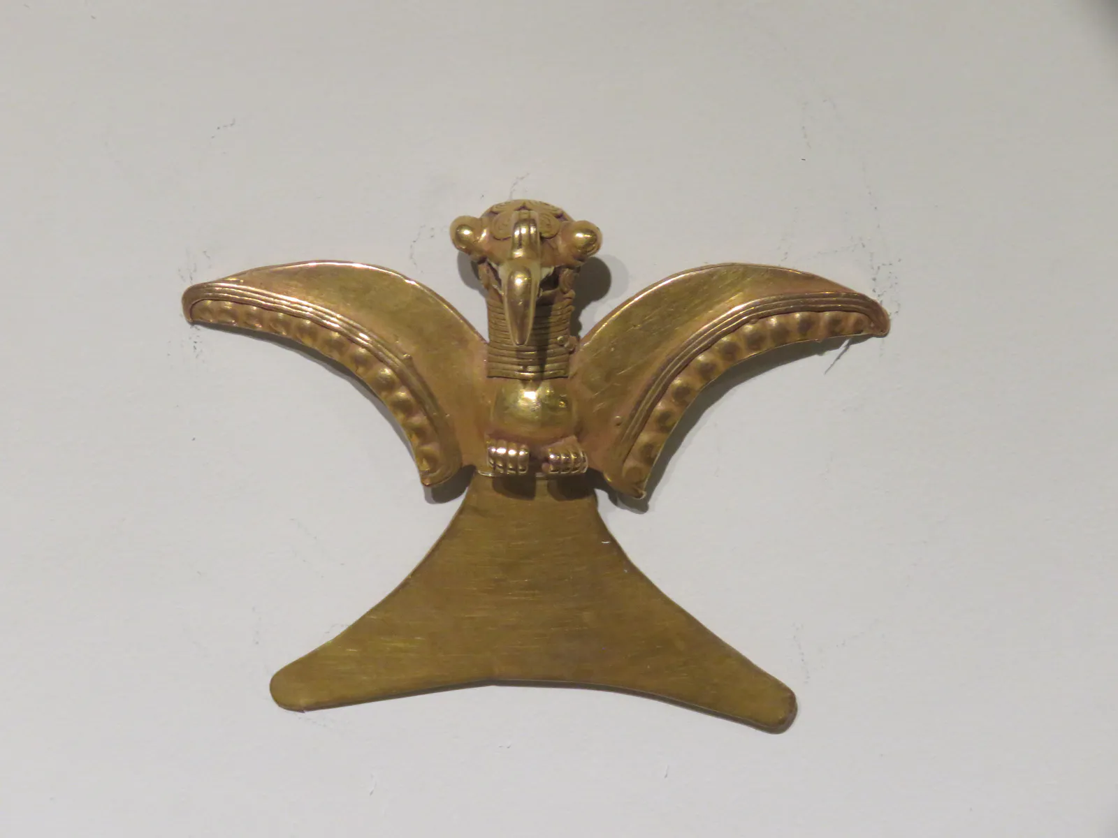 قلادة نسر الهاربي لدى ديكيس