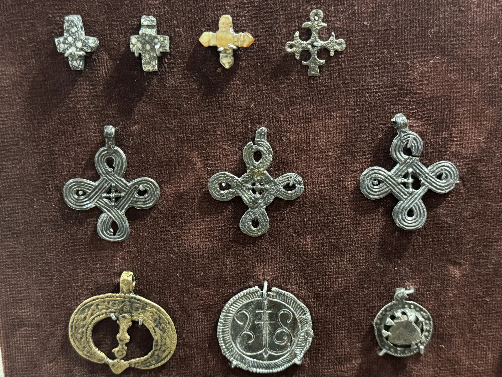 Croix et pendentifs médiévaux