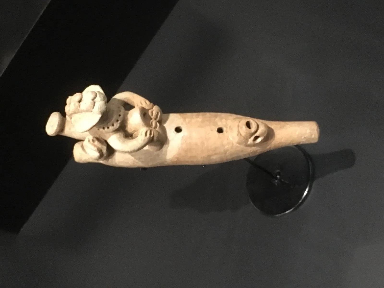 Pfeife aus Groß-Nicoya mit sitzender Figur