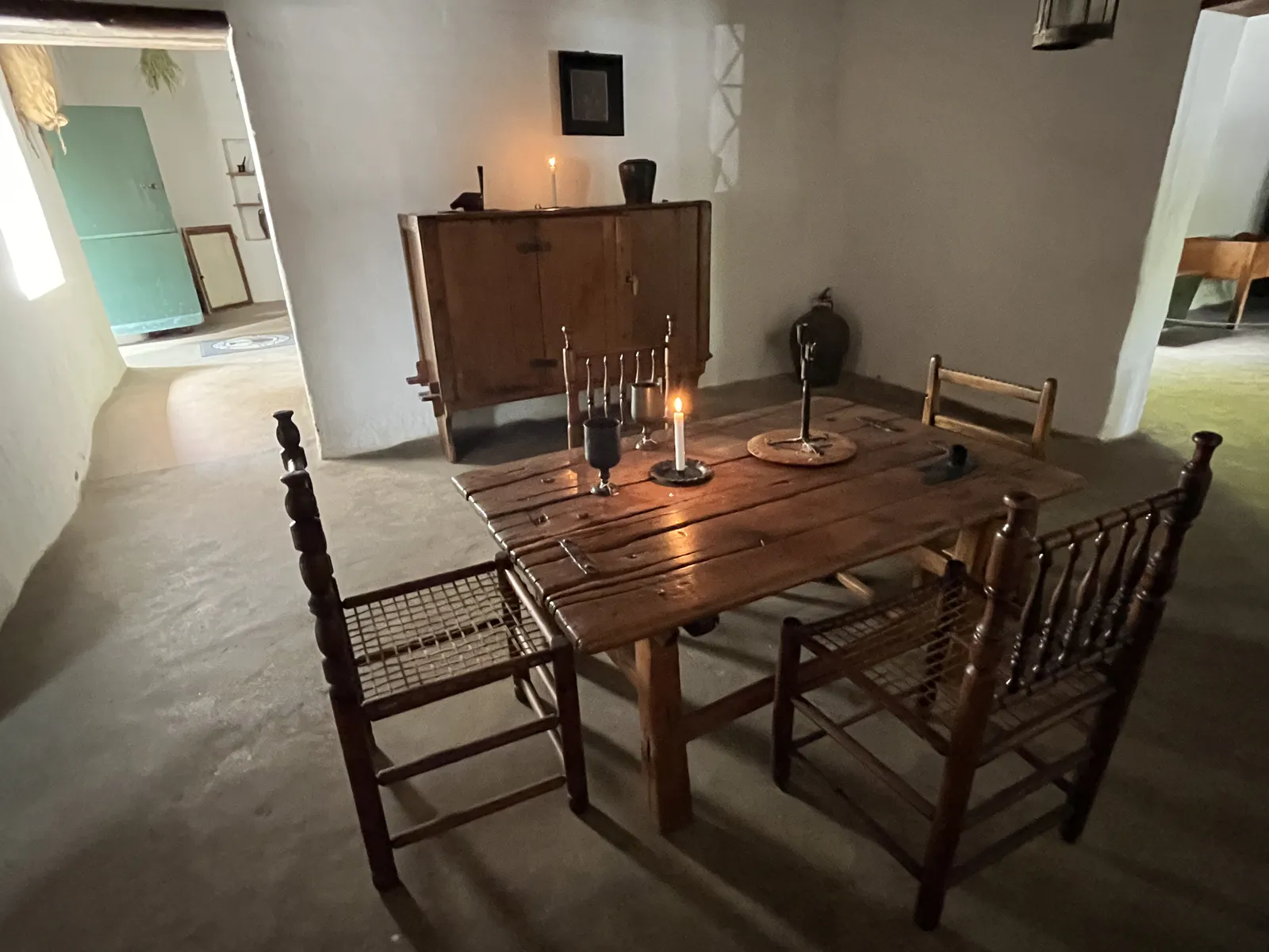 Kap-Holländisches Esszimmer mit verkürzten Tischbeinen