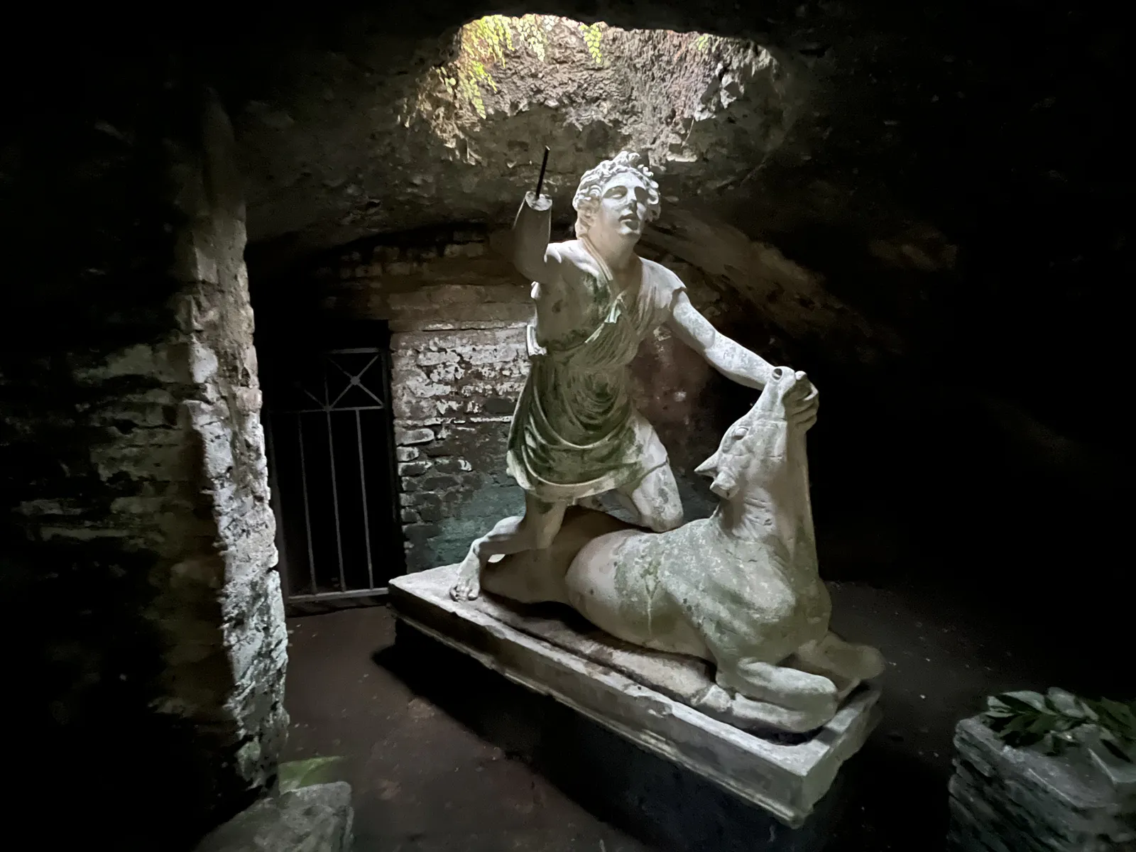 牡牛を屠るミトラス