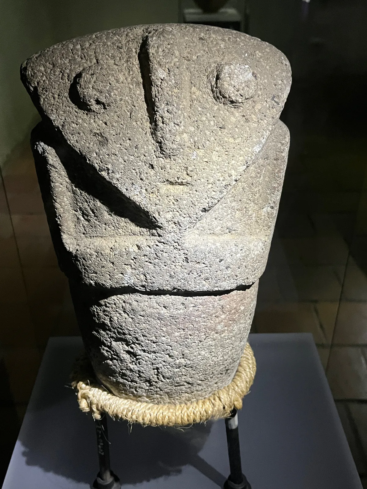 Anthropomorphe Skulptur aus San Agustín