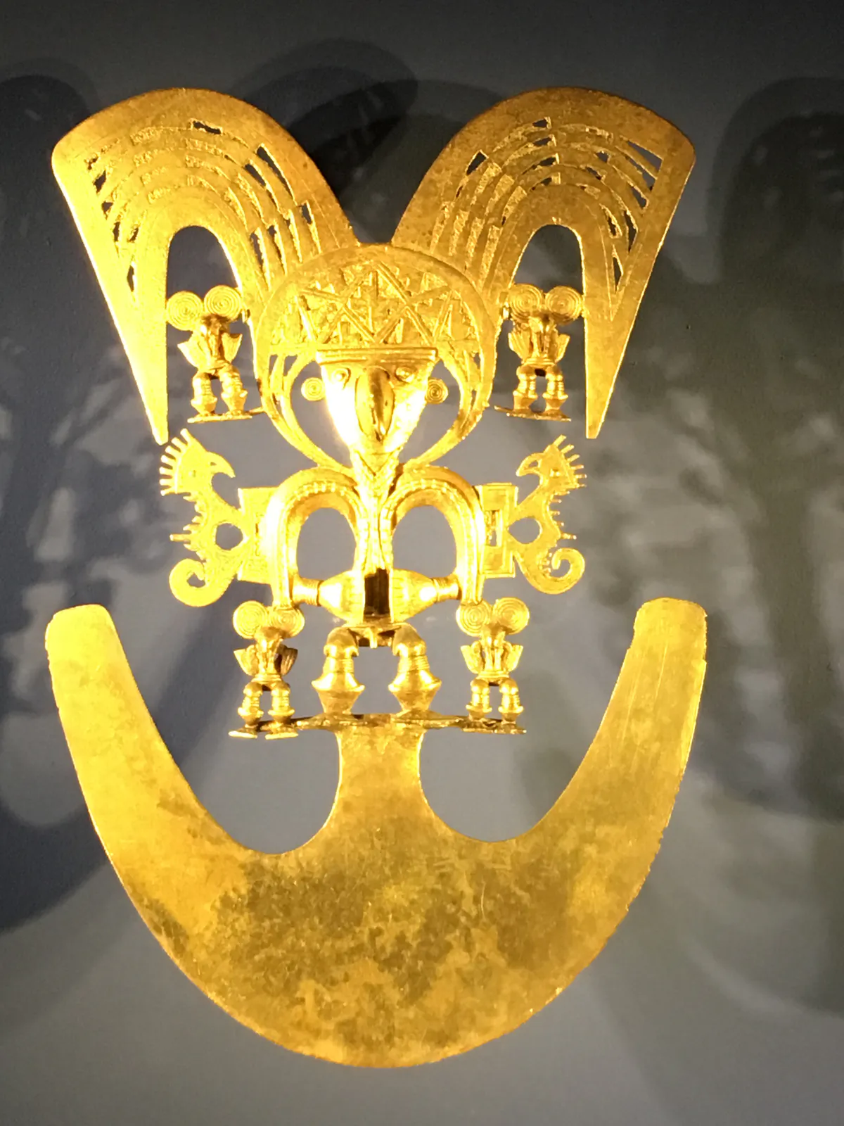 Peitoral de ouro quimbaya com figura xamânica