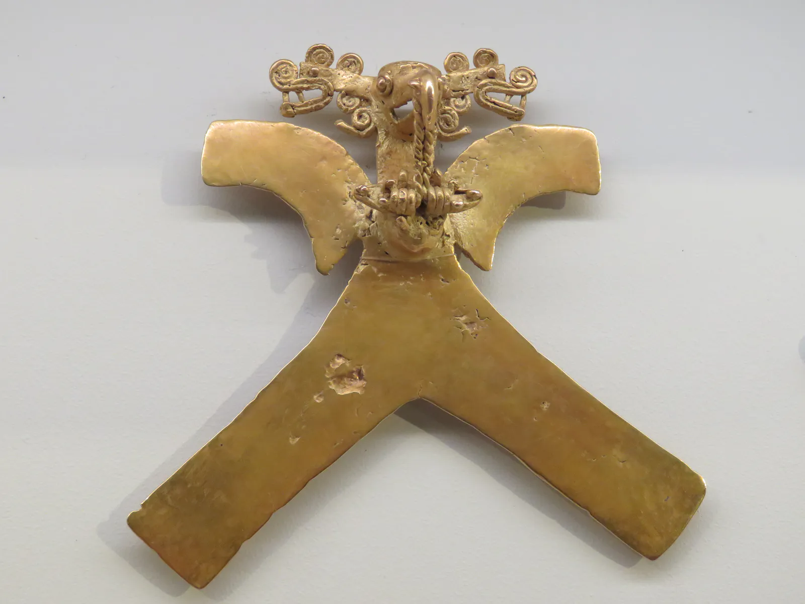 迪基斯鹰形吊坠配鳄鱼头饰