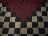Túnica de estilo Wari con diseños geométricos