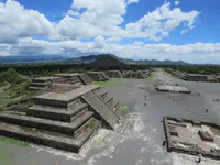 死者の大通りと太陽のピラミッド