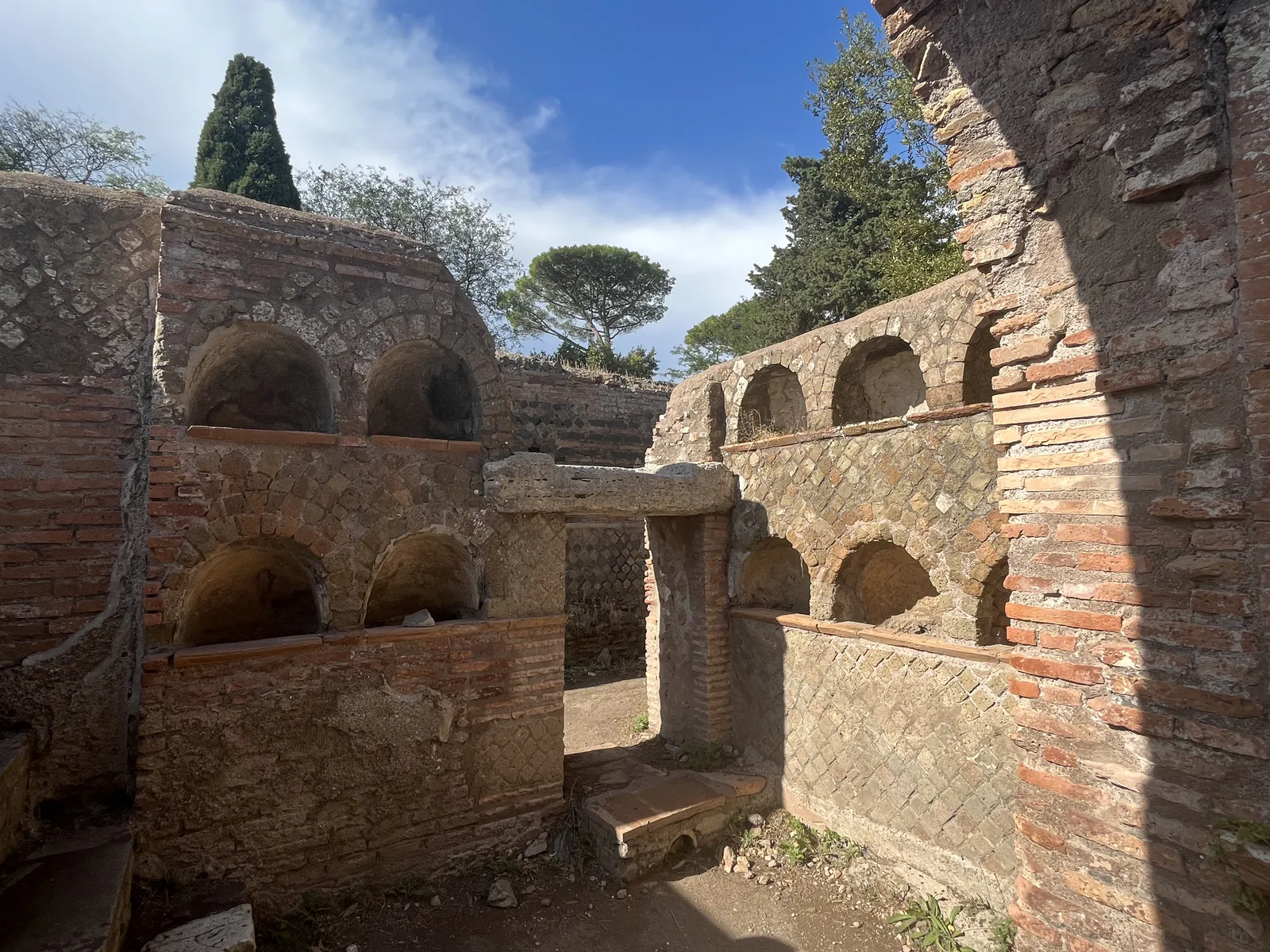 Tombe à columbarium jumelle