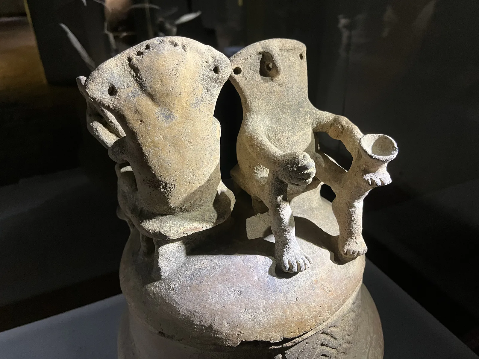 زوج جالس مع وعاء