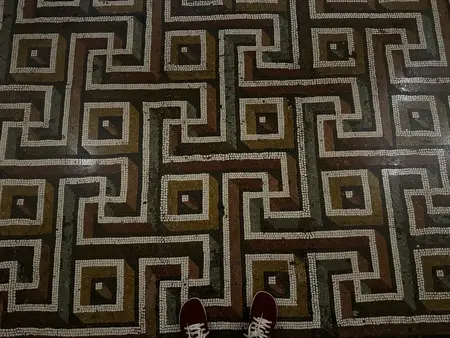 Piso de mosaico romano antigo